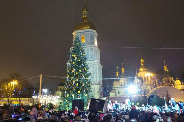 В Киеве торжественно зажгли главную елку страны(фото, видео)