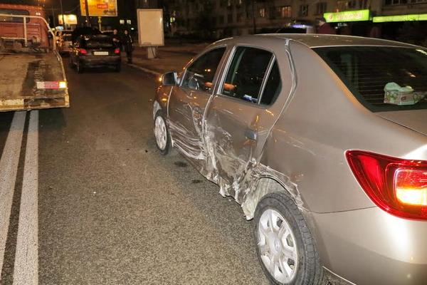 В Киеве автомобиль BMW вытолкнул Renault на тротуар(фото)