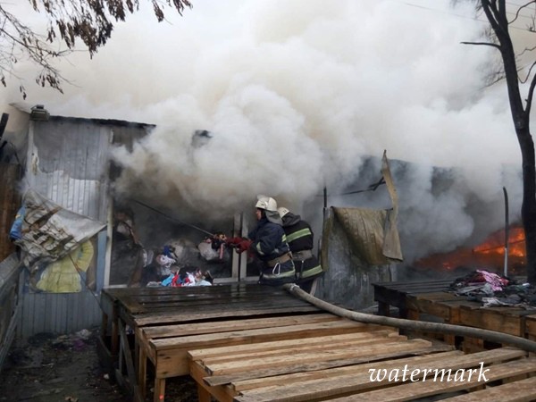 Пожар на «Дарынке» в Киеве потушили(фото)