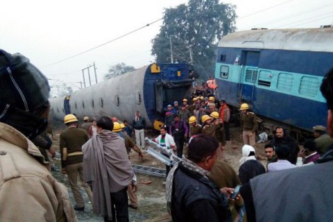 В Индии с рельсов сошли 14 вагонов пассажирского поезда(Обновлено)