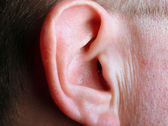 У Полтаві чоловік під час судового засідання відрізав собі мочку вуха