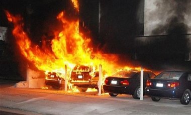 Во Франции в новогоднюю ночь сгорели 25 автомобилей