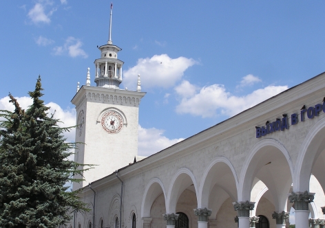 Башня с часами на вокзале Симферополя разрушается