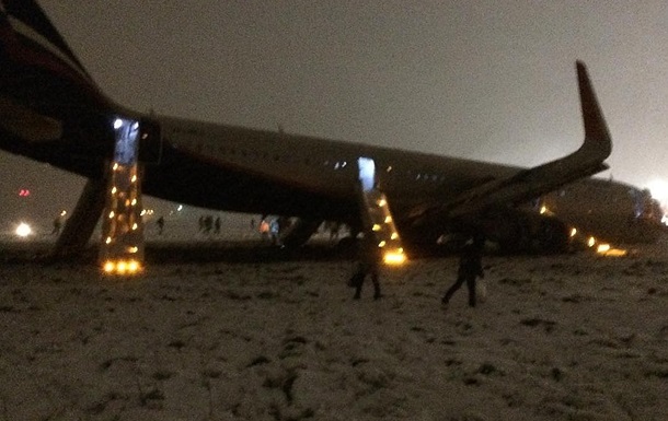 В аэропорту Калининграда самолет сел на брюхо