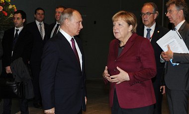 Замглавы ЕП призвал Меркель к твердости в диалоге с Путиным