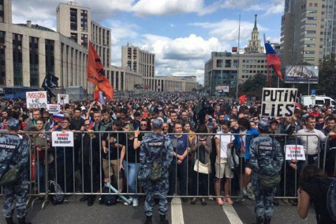 В Москве проходит многотысячный митинг в поддержку независимых кандидатов на выборы в гордуму