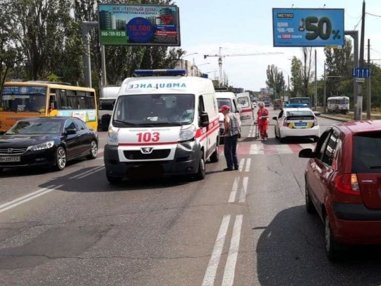 В Одессе «скорая» свалила мужчину на пешеходном переходе