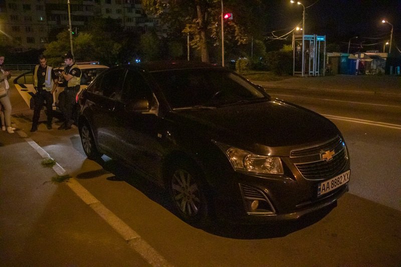 В Киеве косой начальство отделения прокуратуры сбежал от полиции в кусты