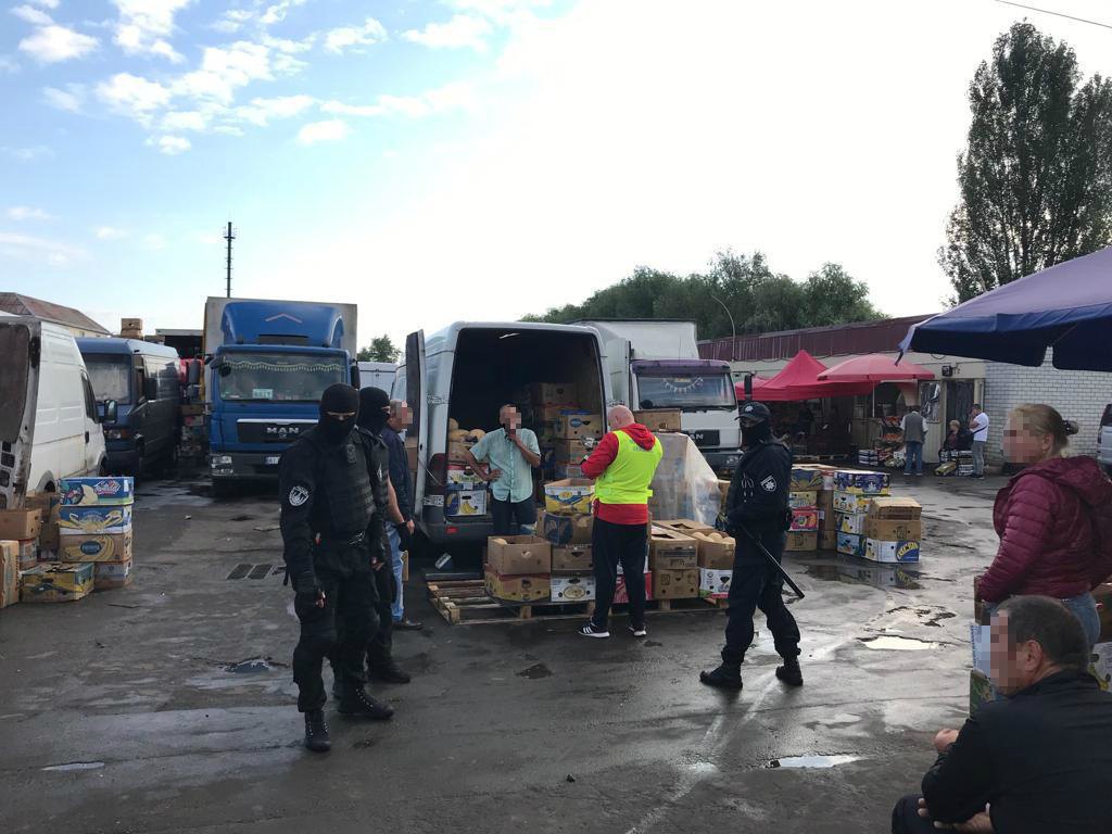 На киевском базаре застопорили группу мигрантов, трое из которых оказались с инфекционным заболеванием