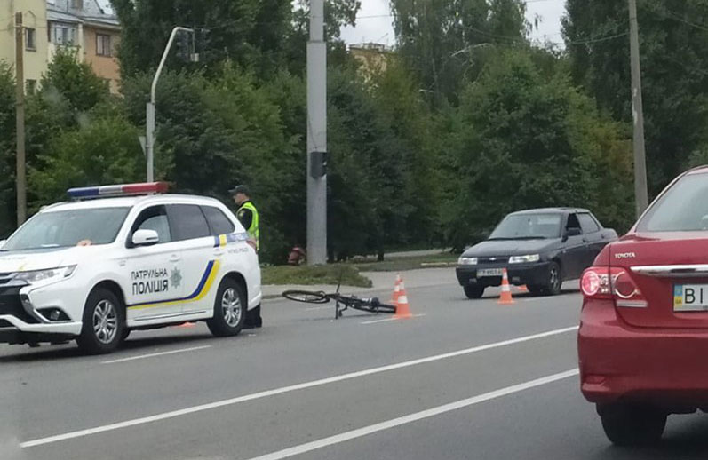 Вісті з Полтави - На вулиці Маршала Бірюзова автомобіль збив на пішохідному переході 9-річного велосипедиста
