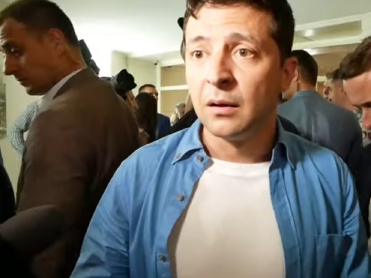 Попросту одет, однако в окружении охраны: будто Зеленский приехал к "слугам народа" в Трускавец(видео)
