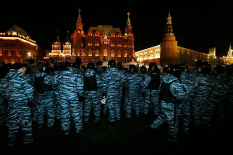 После митингов в Москве и других российских городах взялись задерживать прохожих