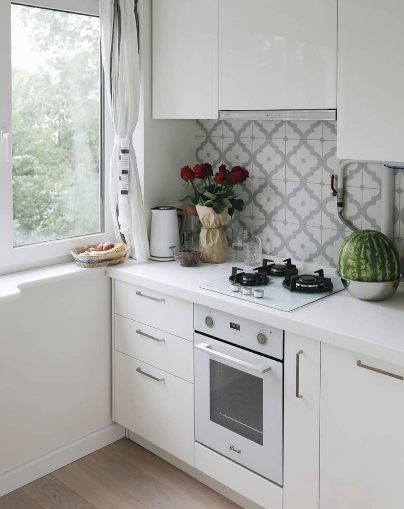8 Советов по обустройству маленьких белых кухонь