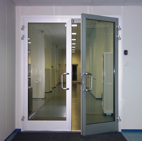 Алюминиевые двери со стеклом, стеклянные конструкции в профиле, коробке из данного металла