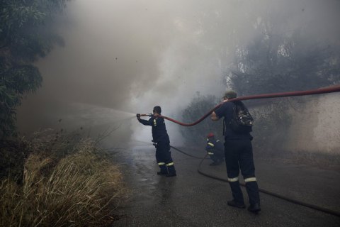 Из-за лесных пожаров в Греции эвакуировали туристический лагерь
