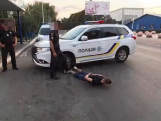 Под Киевом таксист вряд не поплатился жизнью за доверчивость(видео)