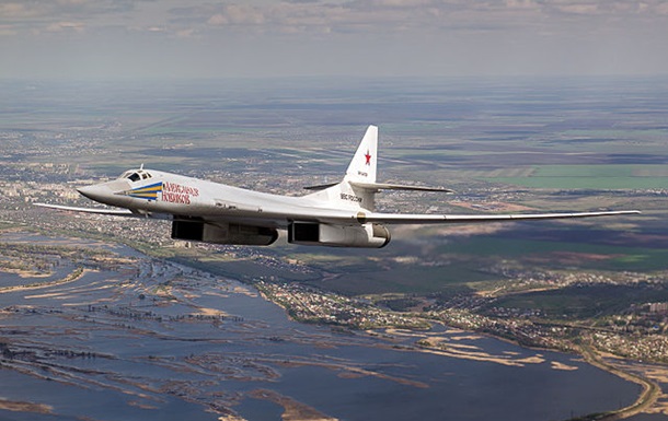 Два российских бомбардировщика Ту-160 перебросили к границе США