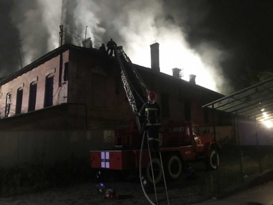 Масштабный пожар в Черновцах: огонь облапил кирпичный завод(видео)