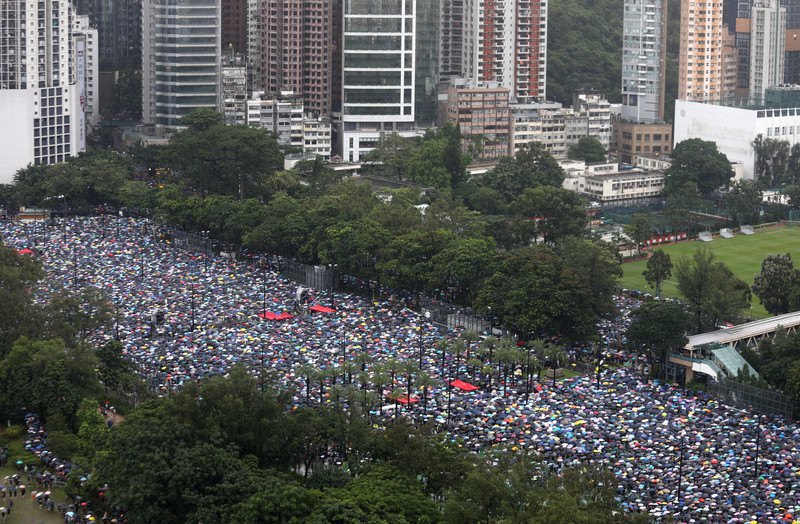 Протестующие в Гонконге вышли на многотысячный марш
