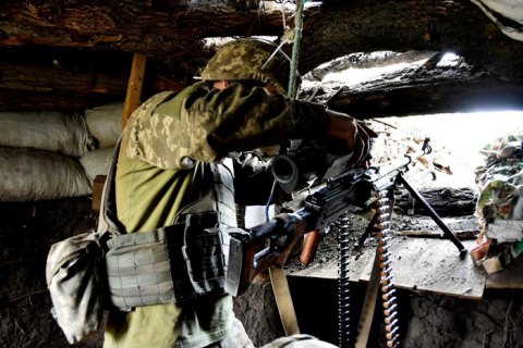 На Донбассе из-за ложного обращения с оружием погиб военный, трое ранены, - штаб ООС
