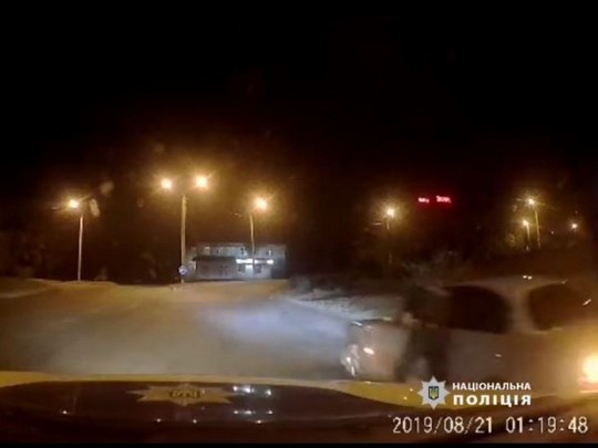 В Днепре водитель протащил полицейского за машиной и сбежал(видео)