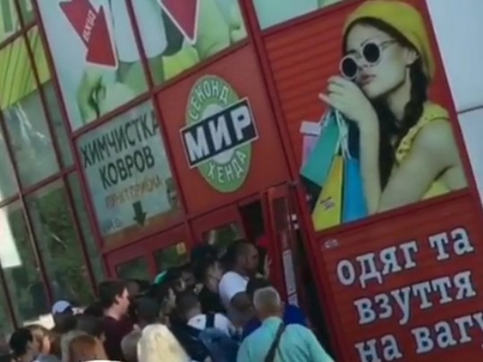 В Николаеве во времена штурма секонд-хенда ватага выломала дверь(видео)