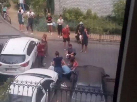 Маму с ребятенком доставали из-под машины: видео с места жуткого ДТП в Киеве
