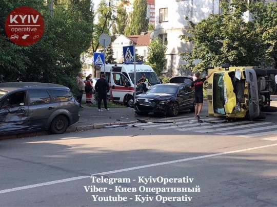 Этот день настал: в Киеве переворотился грузовик с мороженым(фото)
