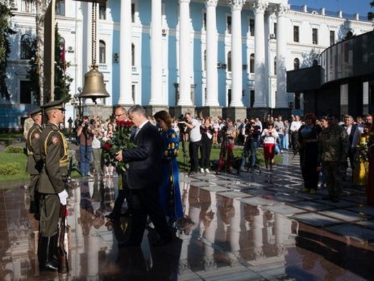 Надобно помнить: Порошенко с бабой в братии и военных почтил память погибших за Украину