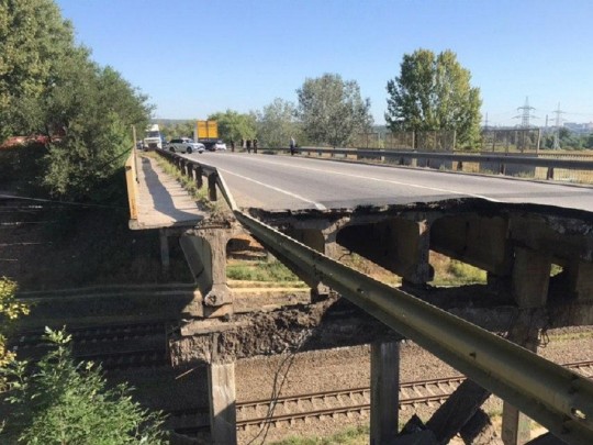 На окружной стезе под Харьковом рухнул мост: фото и видео с места событий