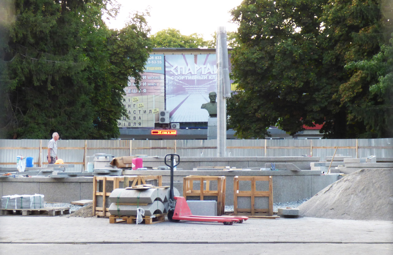 Вісті з Полтави - Міські чиновники зупинили реконструкцію фонтану — гроші підуть на підвищення їхніх зарплат
