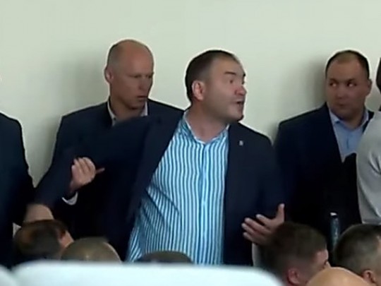 Скандальный секретарь Бориспольского горсовета заездил посетителя-переселенца напрямик в мэрии(видео)