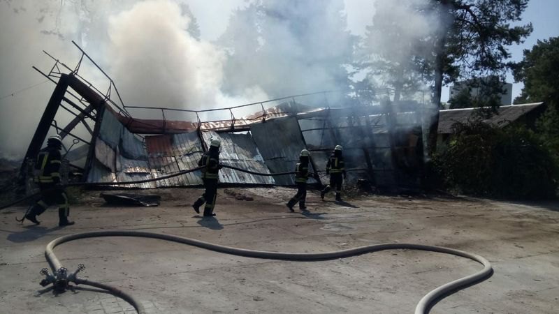 ​На изнаночном берегу Киева приключился большой пожар в промзоне
