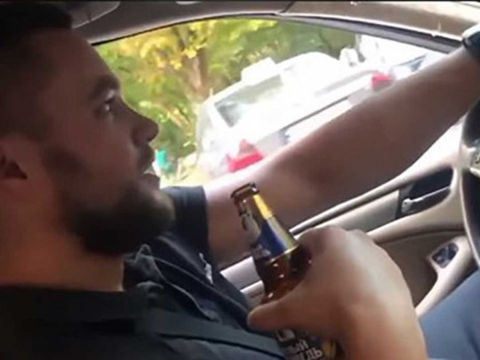 Одесский полицейский распивал алкоголь за рулем авто и "чувствовал себя богом"