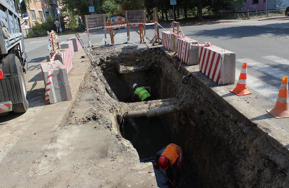 Вісті з Полтави - У центрі Полтави триває ремонт каналізаційного колектору