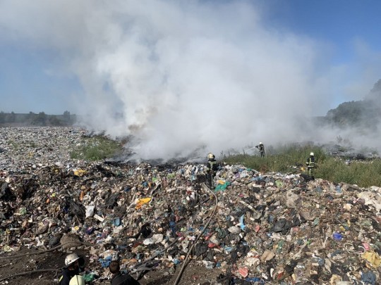 ЧП под Киевом: спасатели не могут потушить пожар, облапивший гектар мусорной свалки(фото)