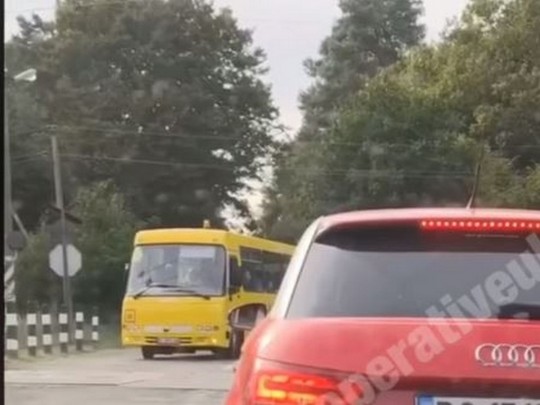Водитель школьного автобуса вряд не завез ребятенков под поезд: в сети показали шокирующее видео