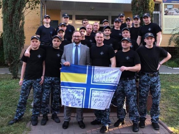 Выпущенные украинские моряки сконцентрировали гроши на помощь российскому политзаключенному