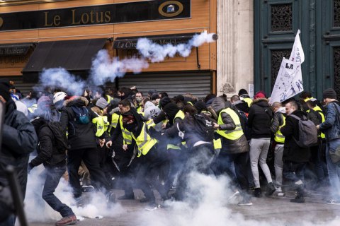 На акции "желтых жилетов" в Париже застопорили более 100 людей