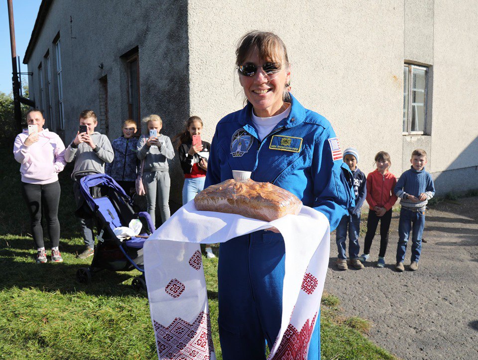 Южноамериканская космонавтка приехала на историческую родину отца в село Якимов около Львова