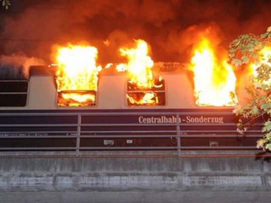 В Германии пламенел поезд с сотками футбольных фанатов(фото, видео)